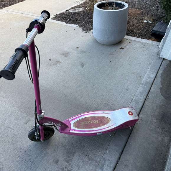 Razor Pink Kick Scooter for Kids - Picture 1 of 10